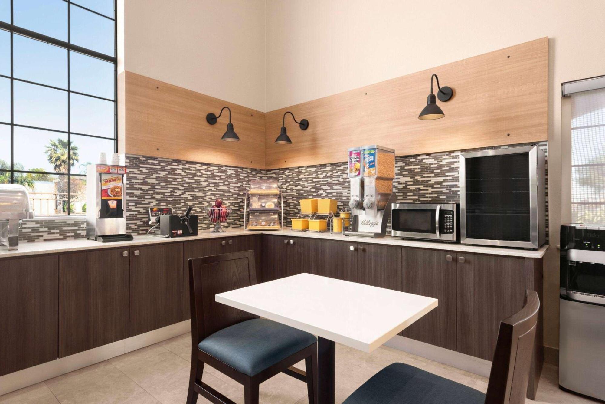 Days Inn & Suites By Wyndham Houston Hobby Airport Eksteriør bilde